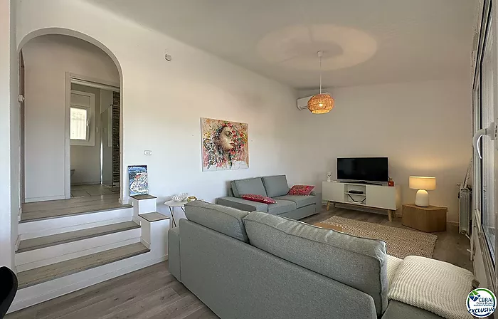 Para invertir o disfrutar ! Casa adosada y completamente reformada con 2 apartamentos y piscina privada