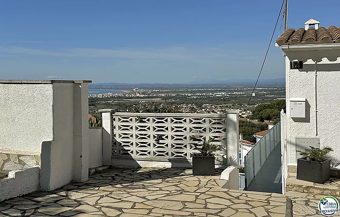 Jolie maison jumelée avec 2 appartements séparées et piscine privée