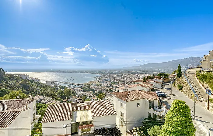 CASA MEDIANERA CON VISTAS ESPECTACULARES AL MAR