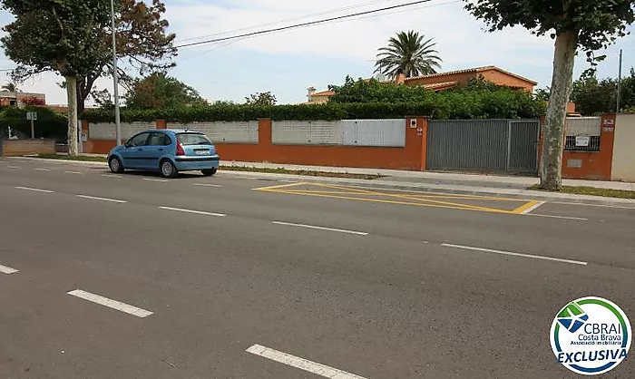 REQUESENS Casa con 4 dormitorios  construida en una parcela de 747m2