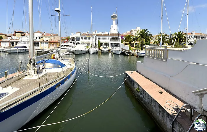 Casa de pescador en el sector Salins en venta con amarre de 12,5 x 4 m para velero, Empuriabrava