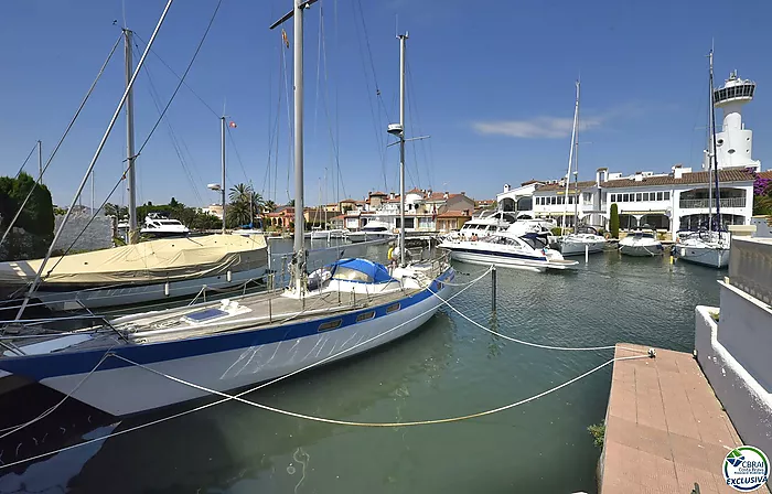 Casa de pescador en el sector Salins en venta con amarre de 12,5 x 4 m para velero, Empuriabrava