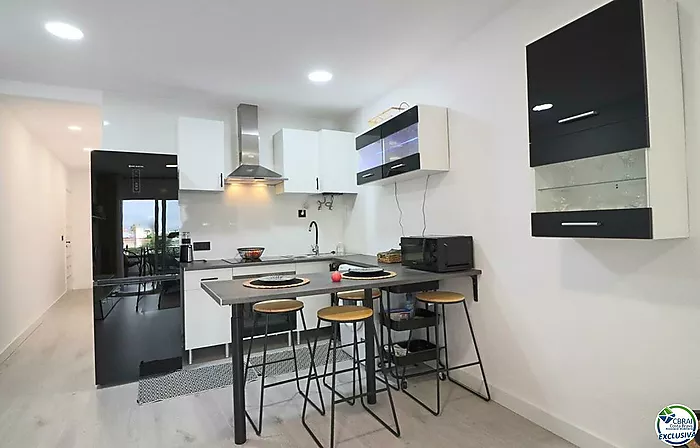 Apartamento moderno completamente renovado con vistas al canal