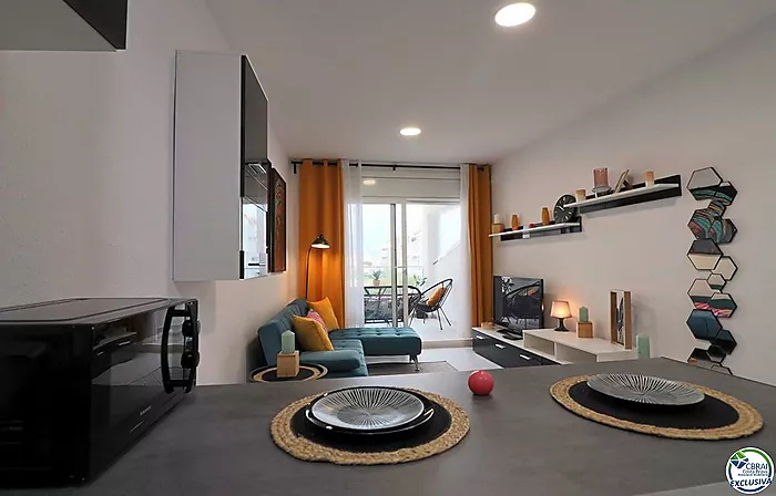 Apartamento moderno completamente renovado con vistas al canal