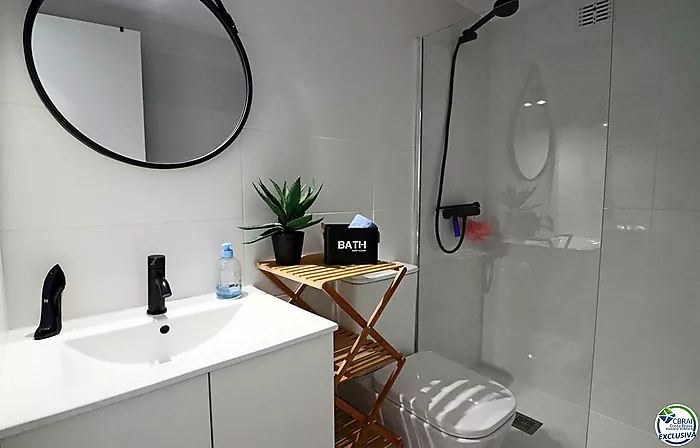 Apartamento moderno completamente renovado con vistas al canal