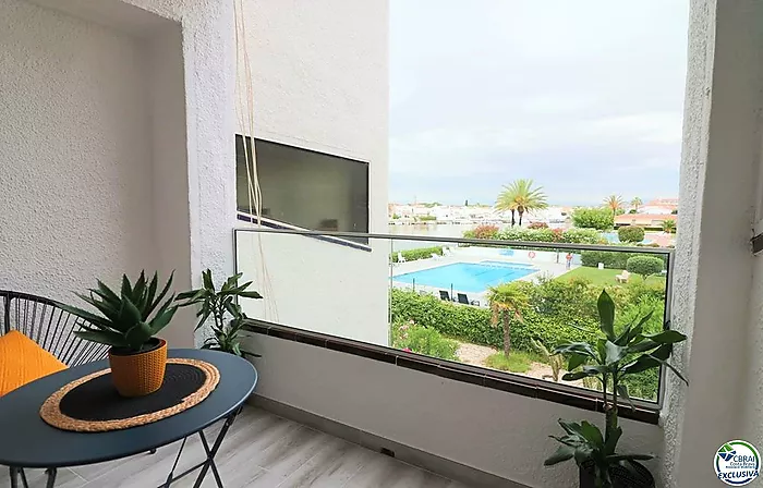 Apartamento moderno completamente renovado con vistas al canal