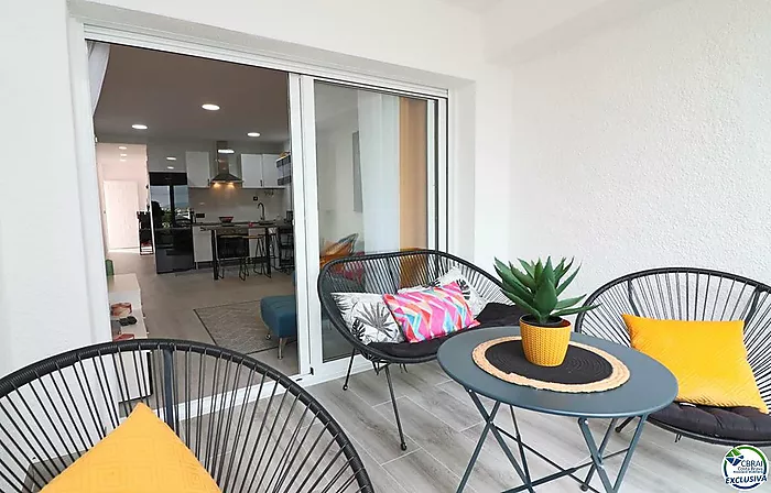 Apartamento moderno completamente renovado con vistas al canal