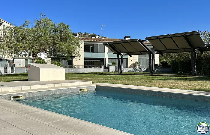 Magnífico piso con piscina comunitaria en Roses.