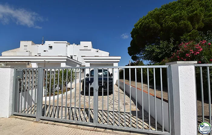 Maison pêcheur avec deux chambres, double terrasses garage et amarre à vendre