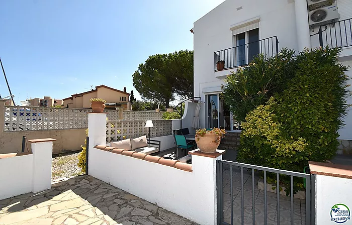 Maison pêcheur avec deux chambres, double terrasses garage et amarre à vendre