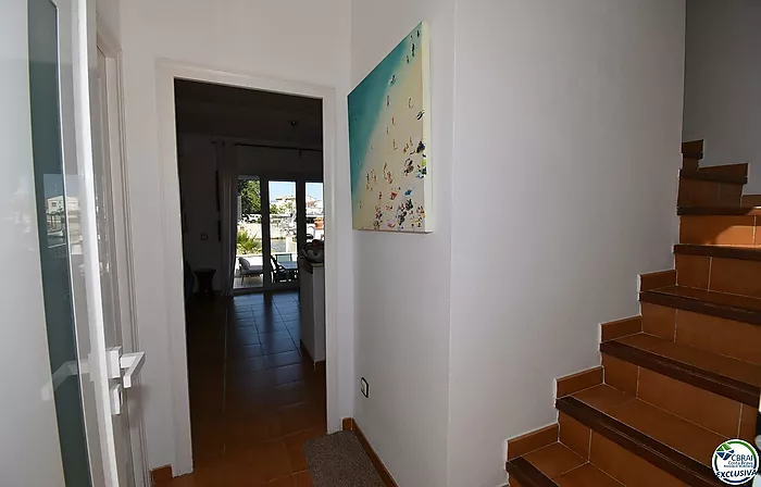 Casa de pescador con dos dormitorios, terrazas dobles garaje y amarre en venta