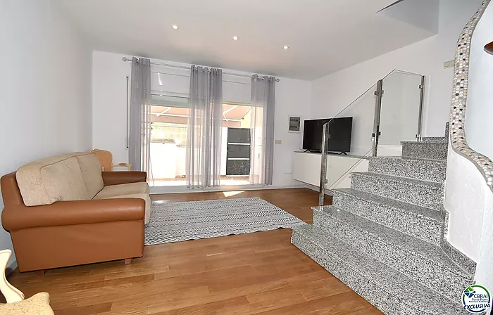 EMPURIABRAVA: Maison neuve avec deux chambres, terrasse et garage à vendre