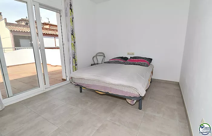 EMPURIABRAVA: Maison neuve avec deux chambres, terrasse et garage à vendre