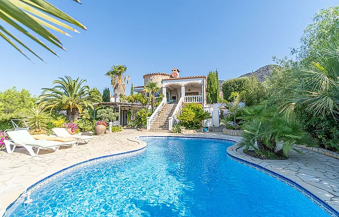 Magnifique maison avec vue mer et piscine à Mas Fumats