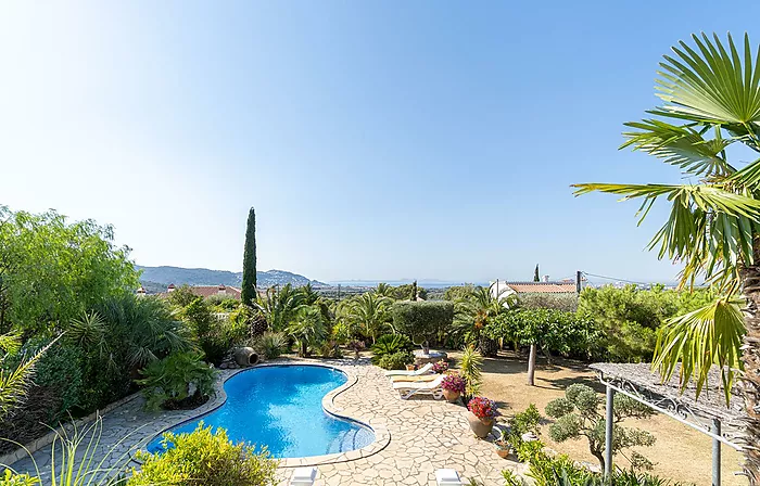 Preciosa casa con vistas al mar y piscina en Mas Fumats