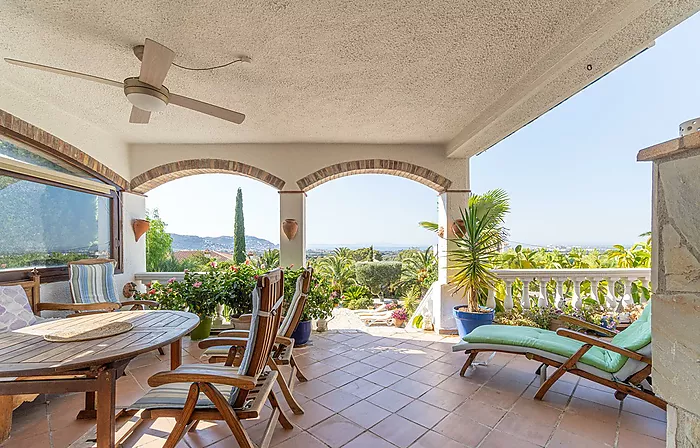 Magnifique maison avec vue mer et piscine à Mas Fumats