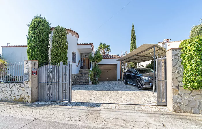 Magnifique maison avec vue mer et piscine à Mas Fumats