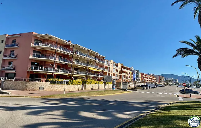 Bonito apartamento de 2 habitaciones, amueblado con gusto y todo reformado con parking privado, situado cerca de la playa y de los comercios.