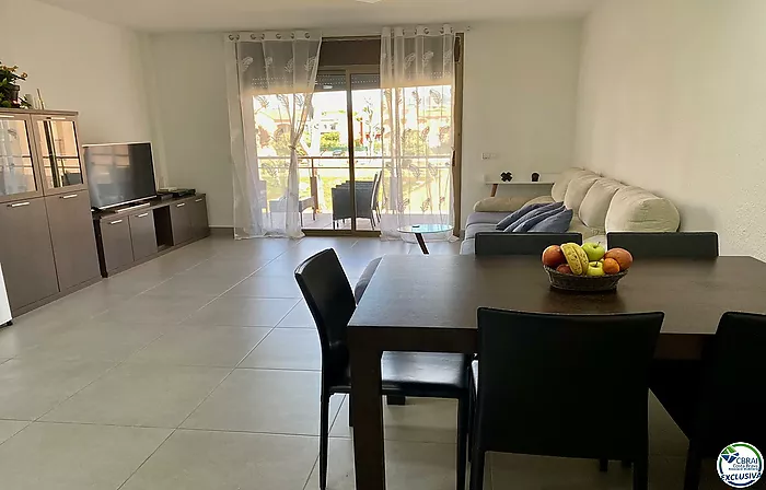 Bonito apartamento de 2 habitaciones, amueblado con gusto y todo reformado con parking privado, situado cerca de la playa y de los comercios.