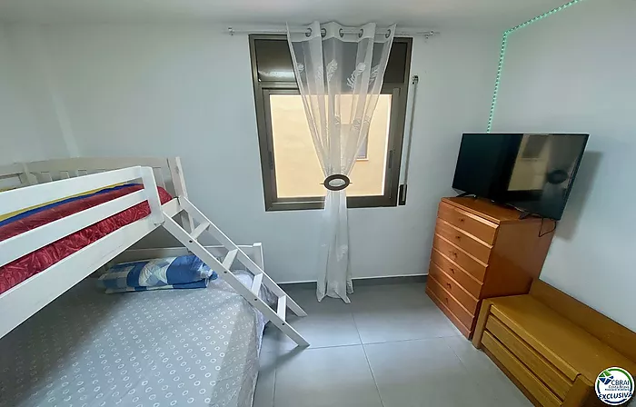 Bonito apartamento de 2 habitaciones, amueblado con gusto y todo reformado con parking privado, situado cerca de la playa y de los comercios.