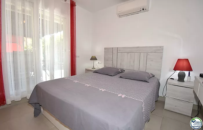 Apartamento en planta baja con jardín privado y piscina comunitaria en venta