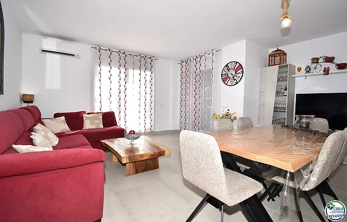 Appartement rez-de-chaussée avec jardin privé et piscine commune