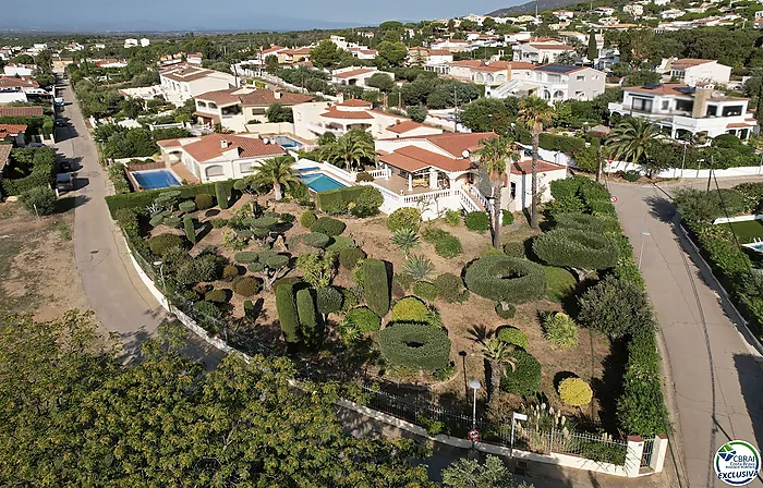 Villa con Vistas a la Bahía de Roses: Un Rincón de Serenidad y Belleza