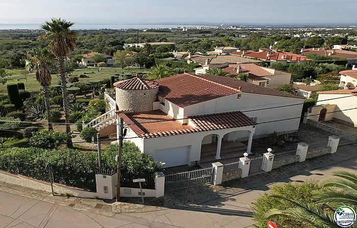 Villa con Vistas a la Bahía de Roses: Un Rincón de Serenidad y Belleza