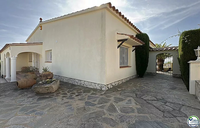 Villa avec Vue sur la Baie de Roses : Un Coin de Sérénité et de Beauté