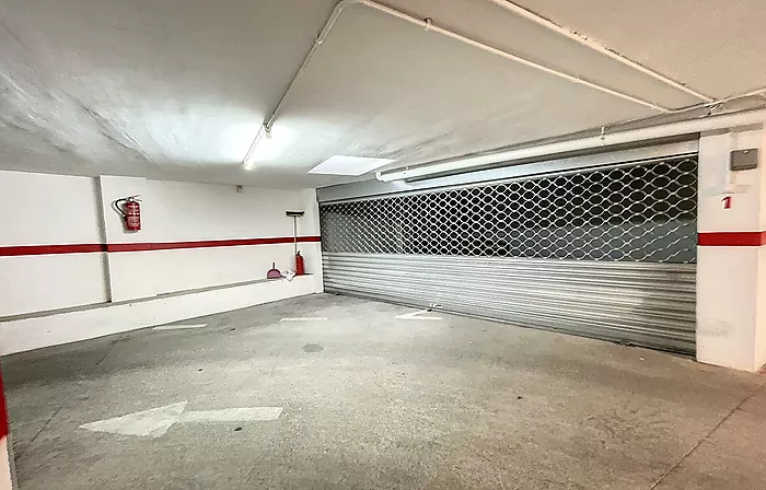 Trés grand garage sécurisé pour 2 voitures, en plein centre ville