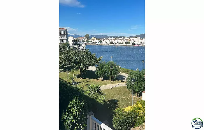 Appartement au grand Lac avec grande terrasse, amarre en location, piscine communautaire