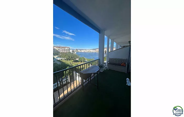 Appartement au grand Lac avec grande terrasse, amarre en location, piscine communautaire