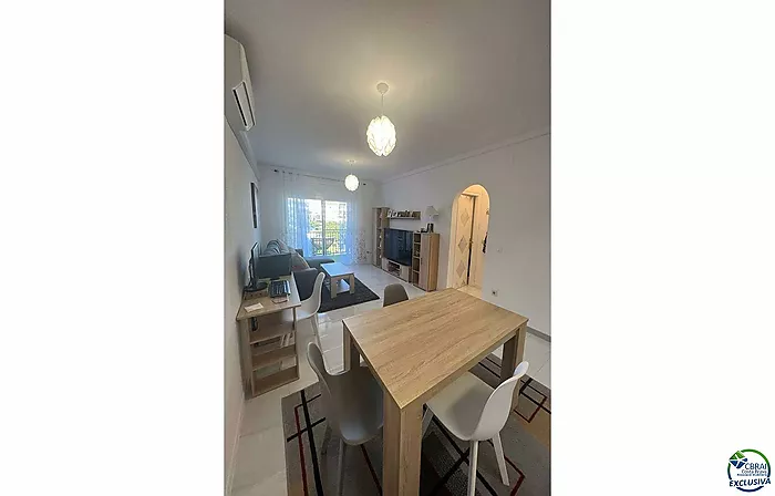 Appartement au grand Lac avec grande terrasse, amarre en location, piscine communautaire