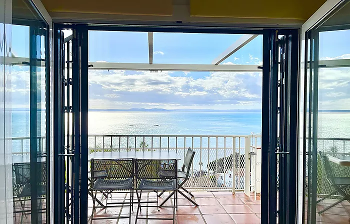 Belle maison de pêcheur avec des vues spectaculaires près de la plage