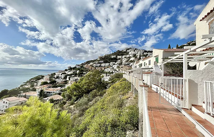 Belle maison de pêcheur avec des vues spectaculaires près de la plage