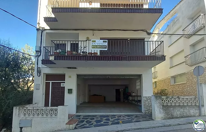 Apartamento situado en el centro del pueblo con gran garaje.