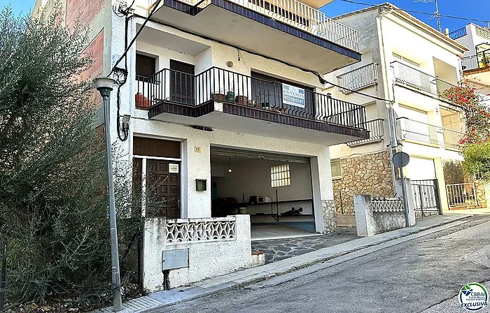 Apartamento situado en el centro del pueblo con gran garaje.