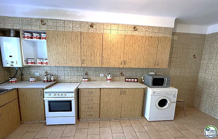 Apartamento situado en el centro del pueblo con gran garaje.