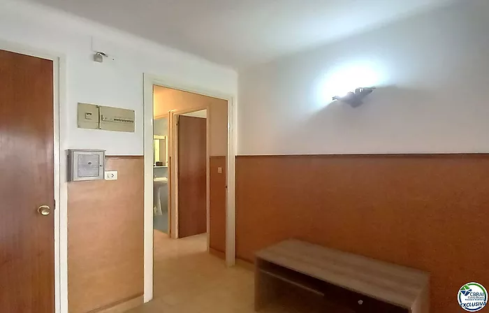 Apartamento situado en el centro del pueblo con gran garaje.