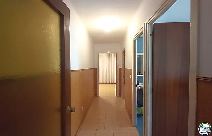 Apartamento situado en el centro del pueblo con gran garaje.