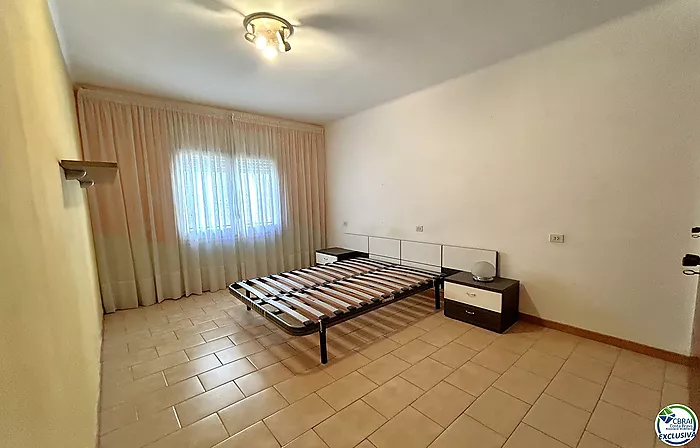 Apartamento situado en el centro del pueblo con gran garaje.