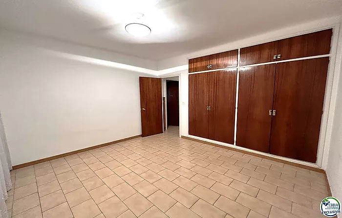 Apartamento situado en el centro del pueblo con gran garaje.