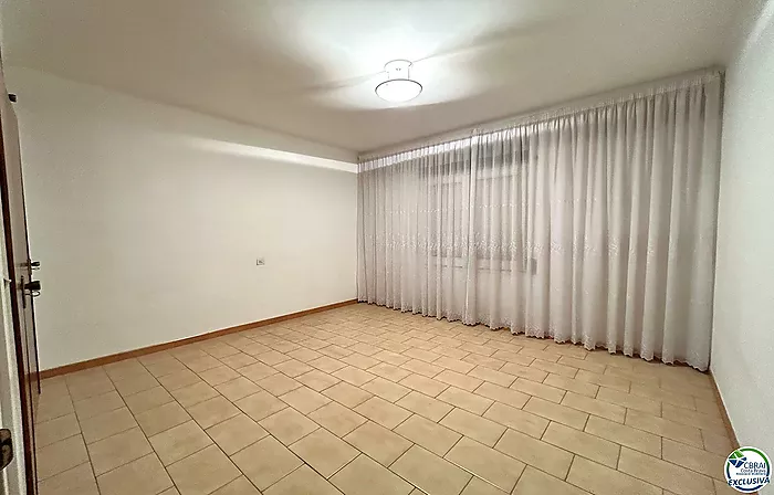 Apartamento situado en el centro del pueblo con gran garaje.