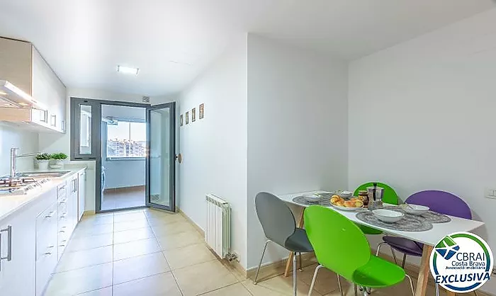 CRISTALL MAR Apartamento de 3 dormitorios con vistas al mar y con piscina comunitaria. Licencia turística