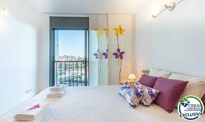 CRISTALL MAR Apartamento de 3 dormitorios con vistas al mar y con piscina comunitaria. Licencia turística