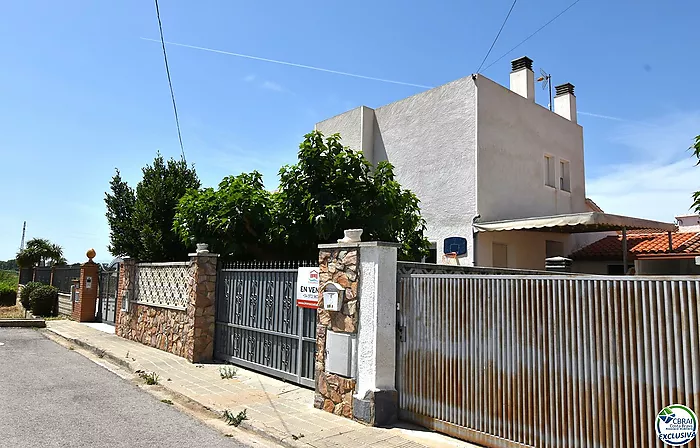 Casa de cuatro dormitorios con jardín y piscina