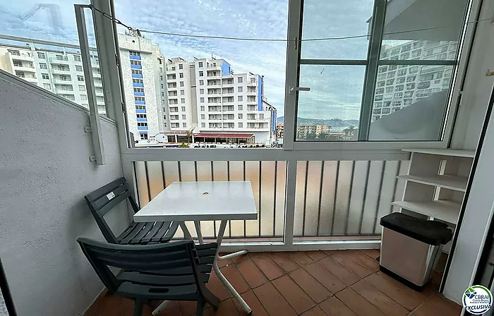 Petit appartement à vendre à Empuriabrava à 300 m de la plage et directement sur la Muga.