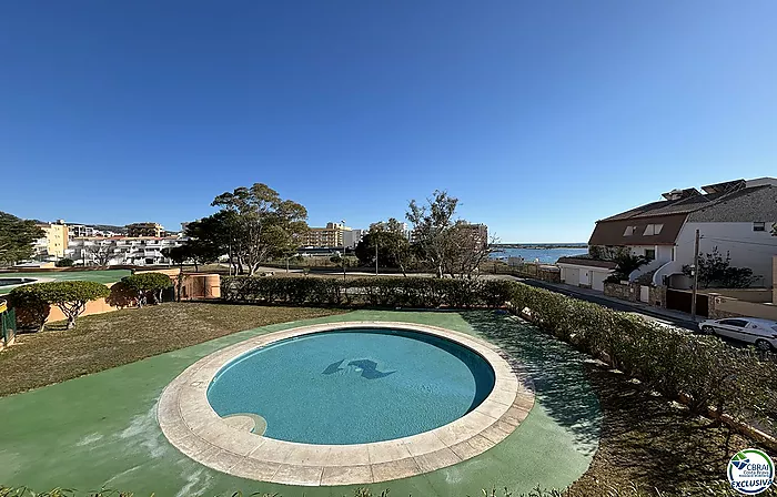 Bonito apartamento con vistas al mar