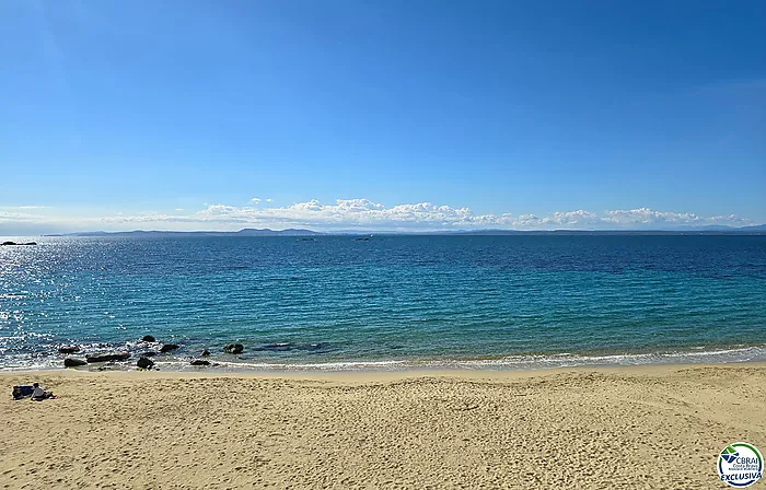 ¡Gran ático con magníficas vistas al mar de la Bahía de Roses!