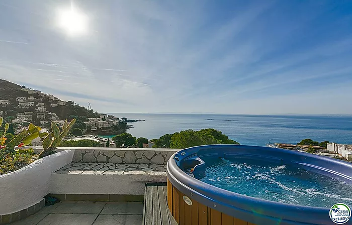 ¡Gran ático con magníficas vistas al mar de la Bahía de Roses!